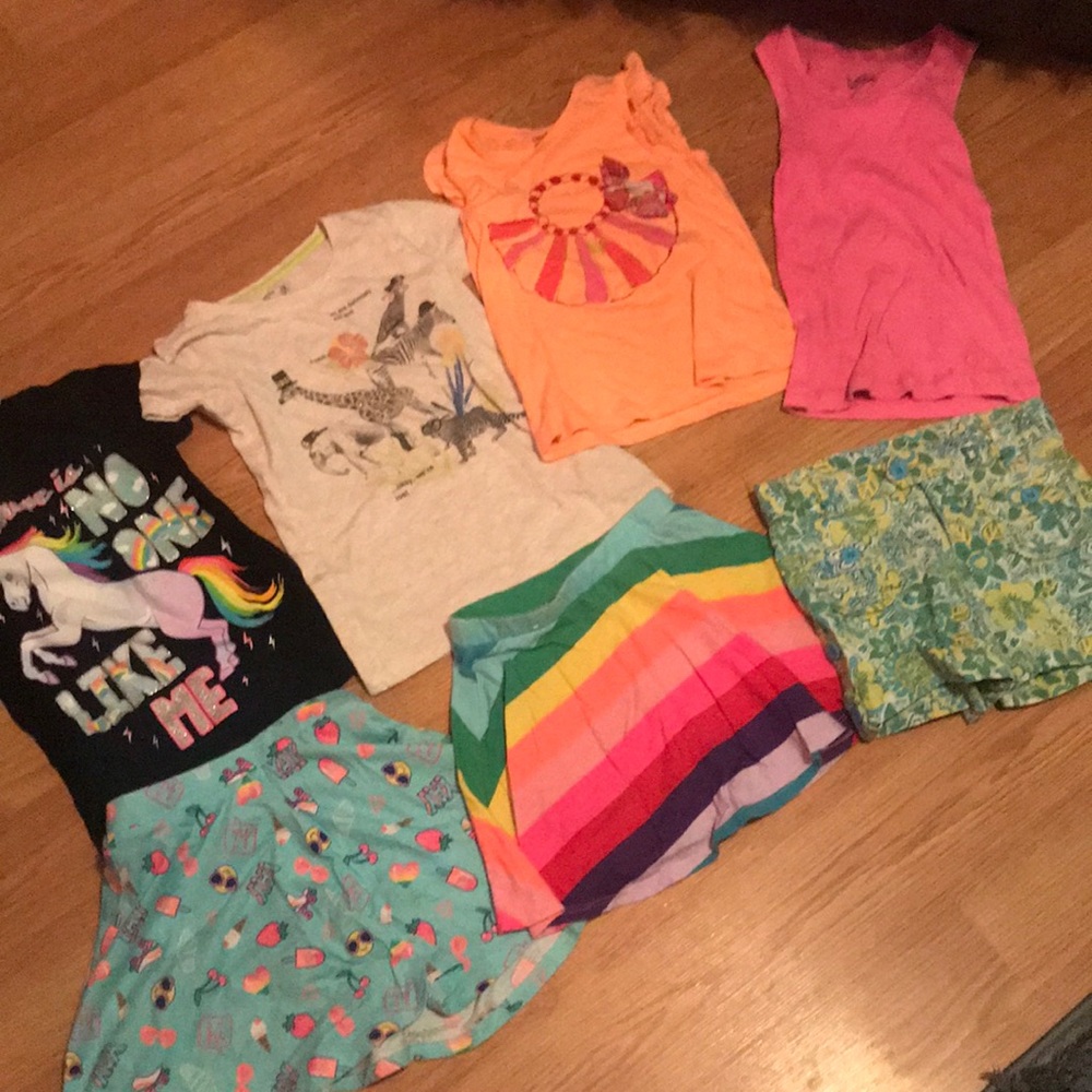 3 bottoms and 4 tops size 4/5T